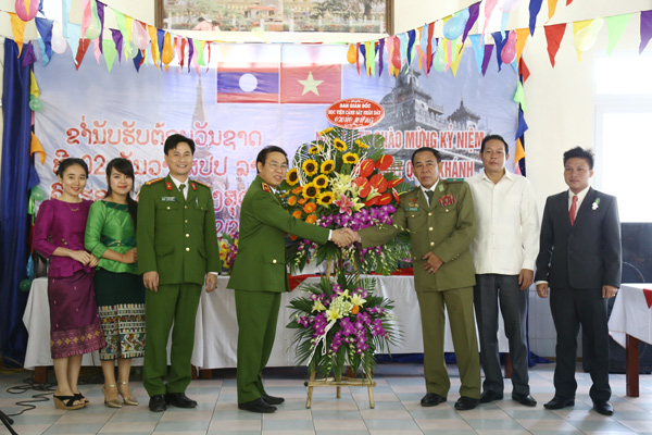 Thay mặt Đảng ủy, Ban Giám đốc Học viện CSND, Thiếu tướng, GS.TS Hồ Trọng Ngũ, Phó Giám đốc Học viện tặng hoa chúc mừng tập thể học viên Lào đang học tập tại Học viện.